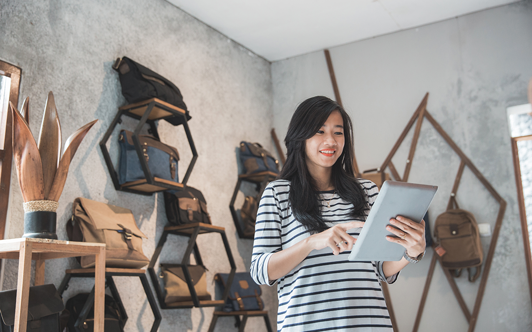 businesswoman_tablet_showroom_bags